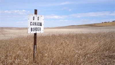 What is the name of one state that borders Canada?