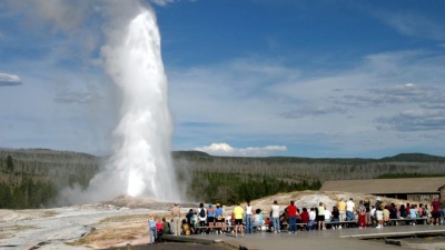 Which national park is famous for "Old Faithful", a spectacular 130 foot-tall geyser that erupts every 60-110 minutes?